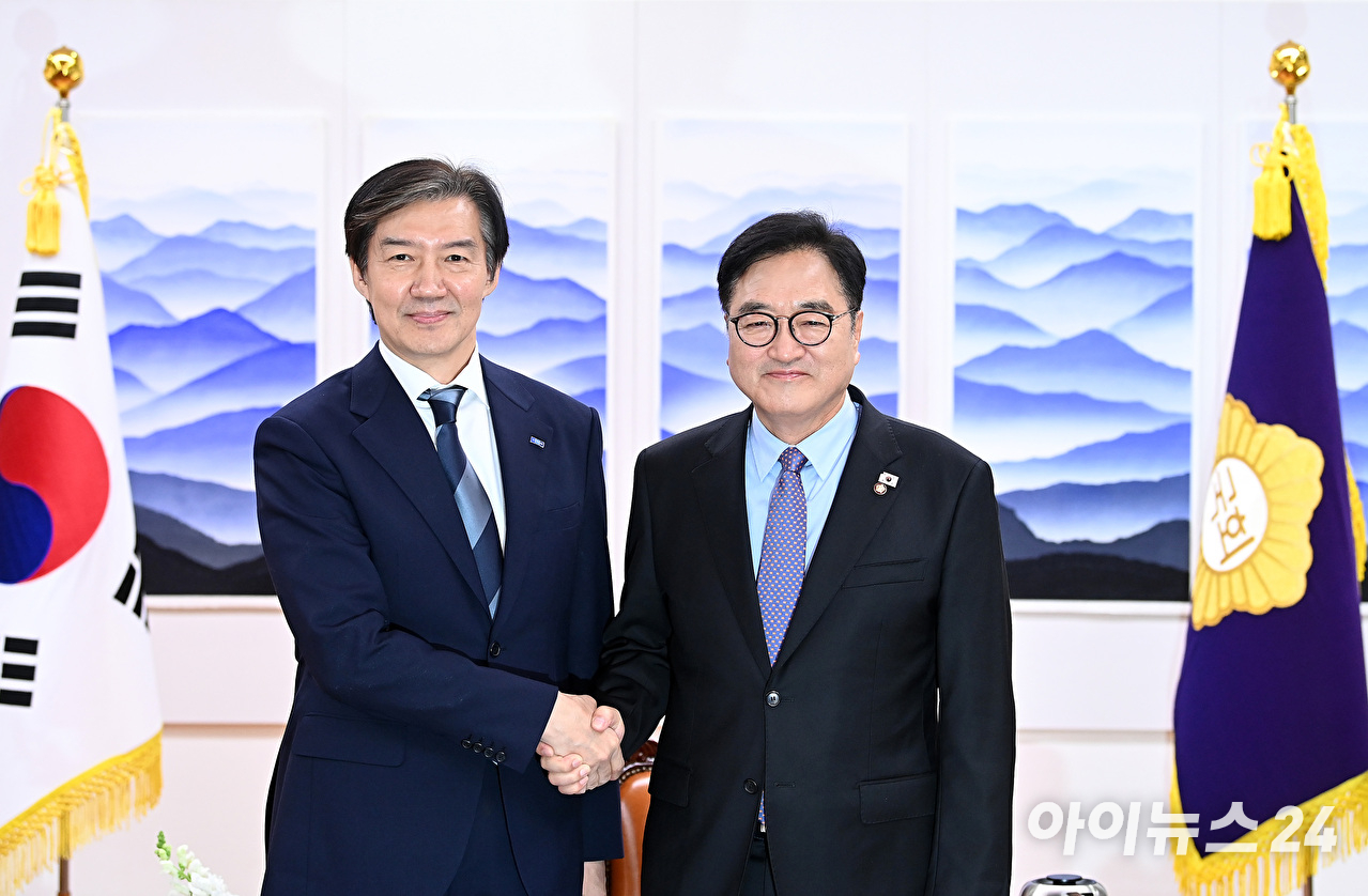 국회의장 만난 조국 "내년 지방선거 때 '원포인트 개헌'"