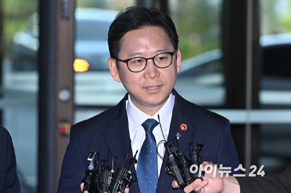 [포토] 젠슨 황과 면담 위해 이동하는 배경훈 부총리