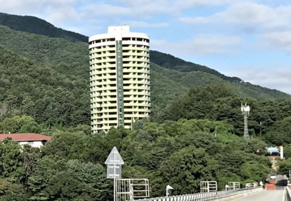 충주 폐리조트서 공포 체험하던 대학생 4명, 옥상서 시신 발견
