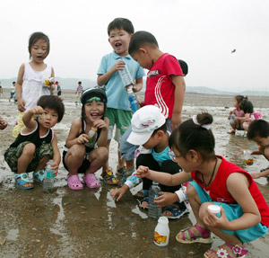 [희망의 그물짜기]농산물 직거래…수확철엔 일손돕기