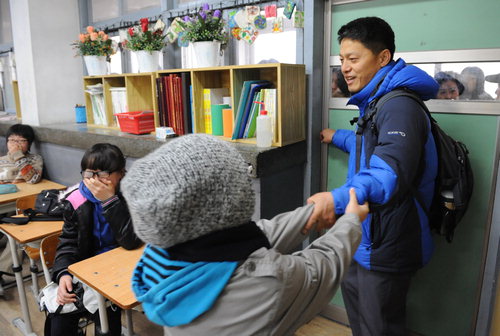 “선생님 멀리 안가, 너희 만나 행복했어”