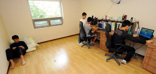 중학교 운동부, 낮엔 교내 합숙소 생활 밤엔 밖에서 ‘몰래 잠’
