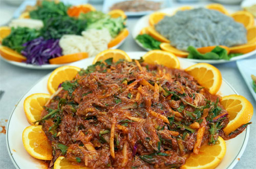 “입에서 사르르, 태안 실치회 최고”