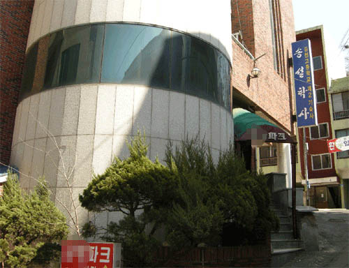 유흥가 한 가운데 모텔에 고교 기숙사