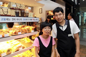 건강카페서 행복 일구는 장애인 부부