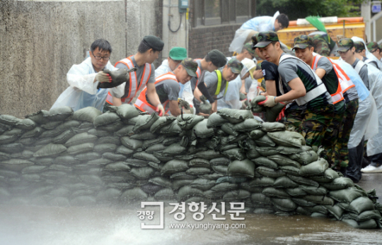 [경향포토]물길을 막아라