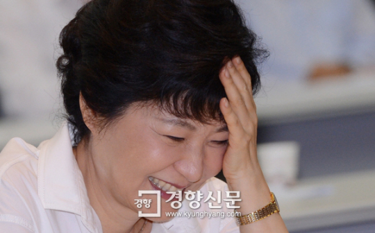 [경향포토]쑥스럽게 웃는 박근혜 후보
