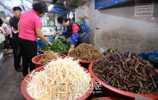 [경향포토]추석앞둔 경동시장 제수용품 아직은 한산