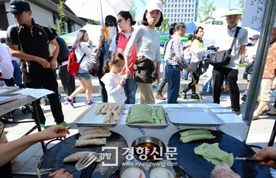 [경향포토]전병 맛볼까? 광화문 광장 장터 열려