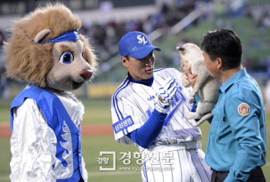 [경향포토]이승엽, 우리 여비는 잘 자라나?