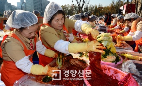 [경향포토]서울광장 사랑의 김장나누기