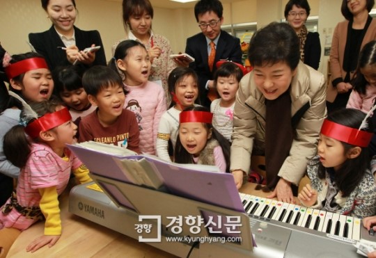 [경향포토]피아노치는 박근혜