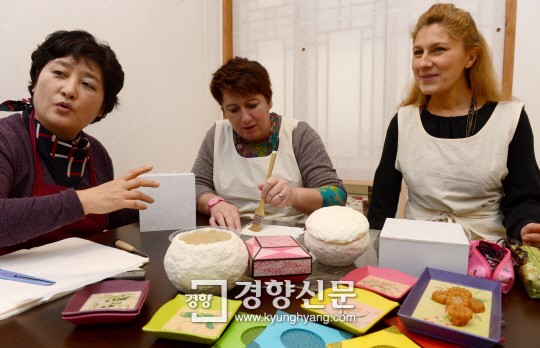 “한지공예 배우며 영감 얻어요”