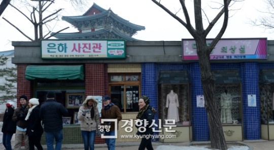 [경향포토]박물관 앞 사진관