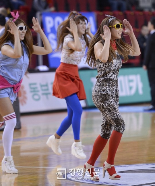 [경향포토]촌티패션 치어리더, 패션의 끝은 촌티안경