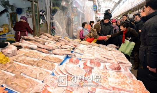 [경향포토]중곡제일시장 둘러본 박 당선인