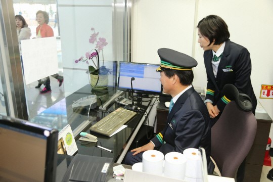 박완수 창원시장, 1일 명예 마산역장 체험