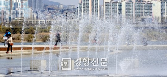 [경향포토]물줄기 내뿜는 한강공원 분수대