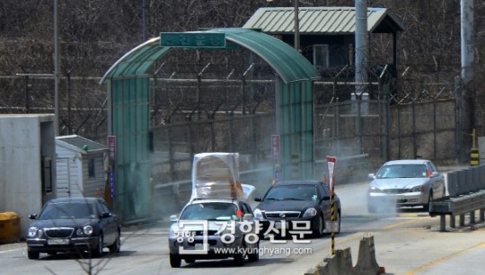 [경향포토]돌아오는 개성공단 차량