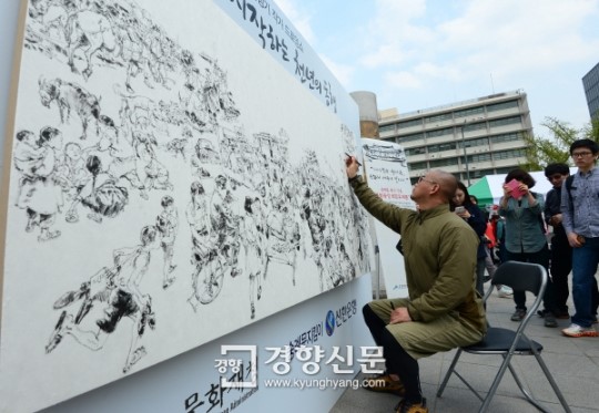 [경향포토]김정기 화백 드로잉 쇼