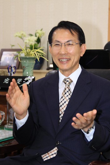 [한국의 새 중심 충청]이완섭 서산시장“대산항을 바탕으로 동북아 물류 허브의 꿈 키워갈 것”