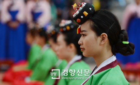 [경향포토]머리에 쪽 지고 비녀 꽂고