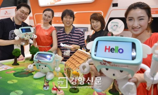 [경향포토]SK텔레콤 키즈러닝로봇 아띠 선보여