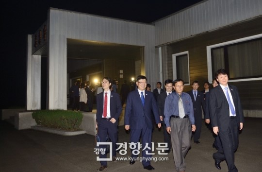 [경향포토]판문점 통일각 나서는 남측 대표단