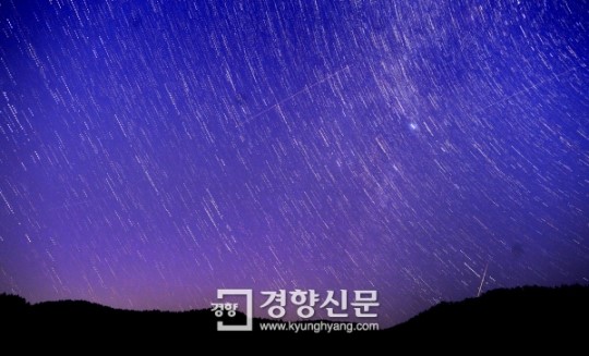 [경향포토]별들사이 쏟아지는 유성들