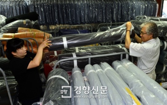 [경향포토]원자재 정리하는 (주)화인레나운 직원들