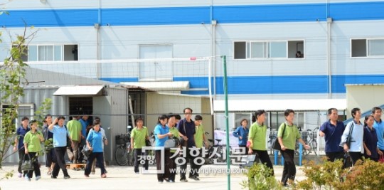 [경향포토]식당으로 이동하는 개성공단 근로자들