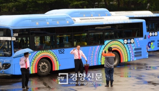 [경향포토]한글버스 운행