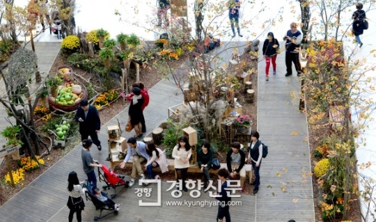 [경향포토]실내정원에서 휴식 취하는 사람들