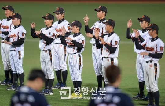[경향포토]수화로 애국가 부르는 성심학교 야구부원