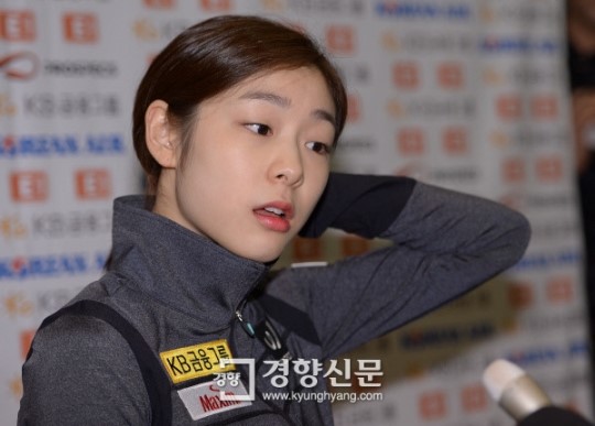 [경향포토]김연아, 머리 고르고 갈게요