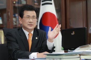 이시종 충북지사 “이천공장 증설, 수도권 규제 푼 것”