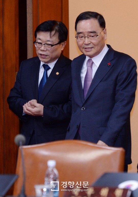 [경향포토]국무총리와 농린축산부장관의 궁금한 대화