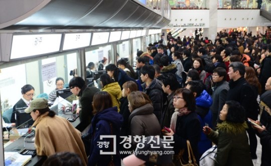 [경향포토]버스터미널 매표소에 모인 승객들