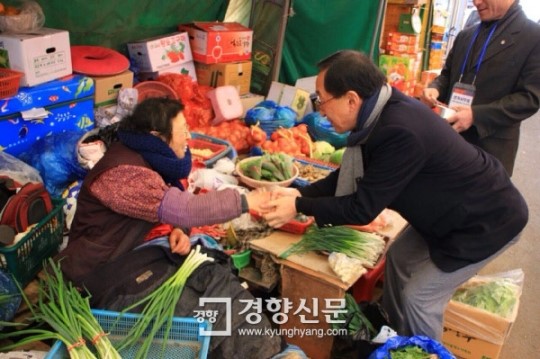 고희범 제주지사예비후보, 동문시장에서 상인과 대화