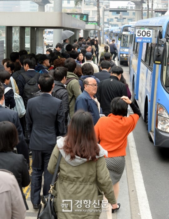 [경향포토]불편한 출근길