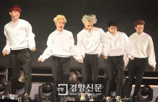 [경향포토]엑소 ‘ 중독 첫 무대’