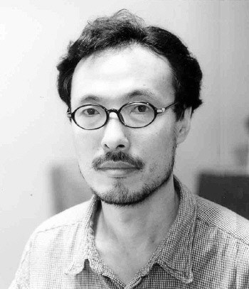 박모가 떠난 지 10년, 그 모씨를 위한 ‘어떤 것’