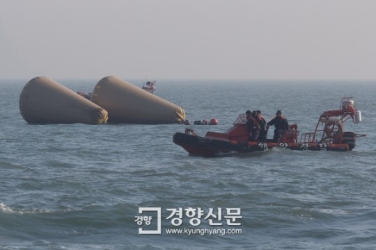[경향포토]세월호위치알려주는부표