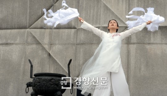 [경향포토]산재노동자의 넋을 달래며