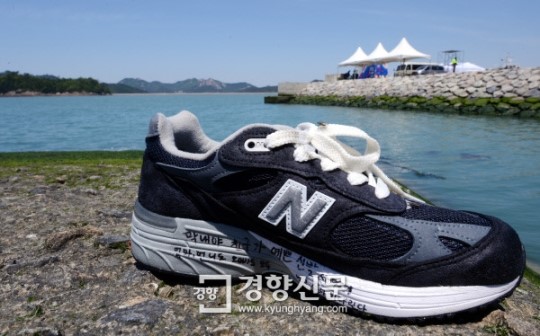 [경향포토]친구들이 사온 신발
