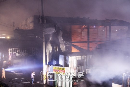 [경향포토]화재 발생한 시화공단 폐기물업체