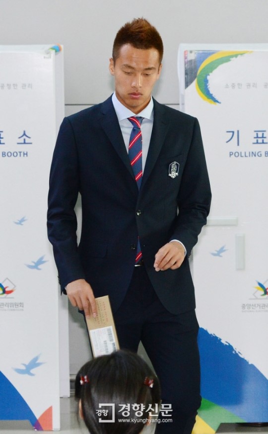 [경향포토]투표하는 김신욱 선수