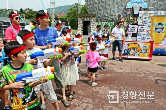 서울랜드 여름축제 ‘크레이지 슈팅 버블파이어’ 오프라인 대결