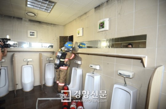 [경향포토]발화지점 점검 하는 소방대원