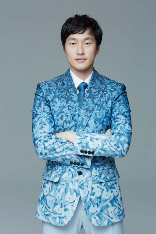 이상봉이 디자인한 분데스리가 중계진 유니폼은?